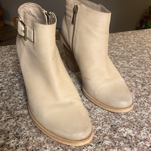 CLEARANCE! | Hinge ankle booties beige tan color - Picture 4 of 8